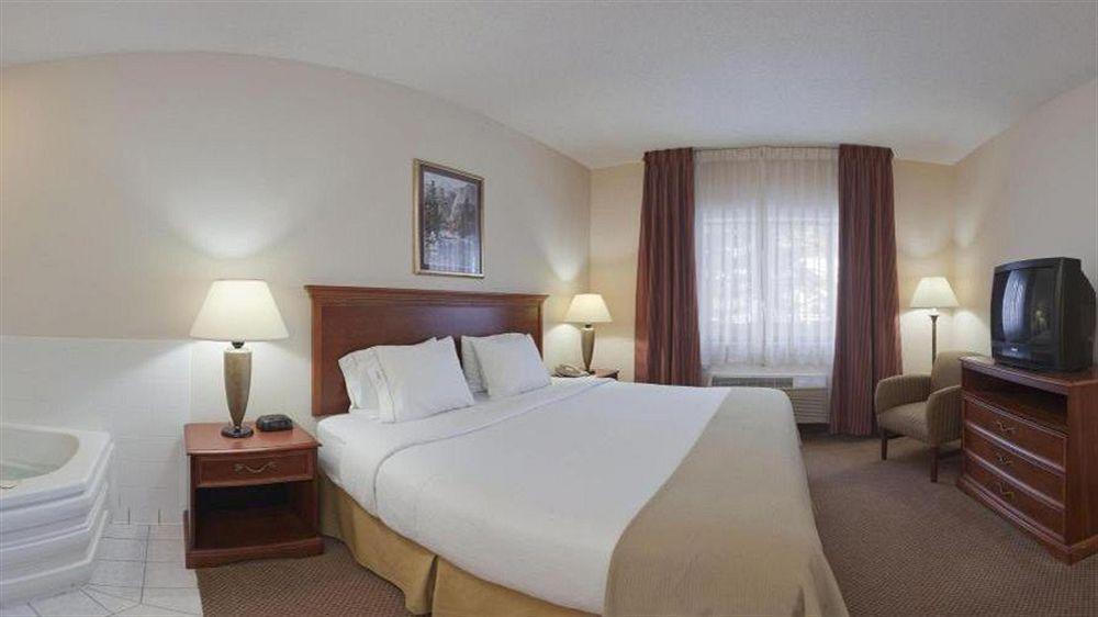 Baymont By Wyndham Portage Hotel Exterior photo